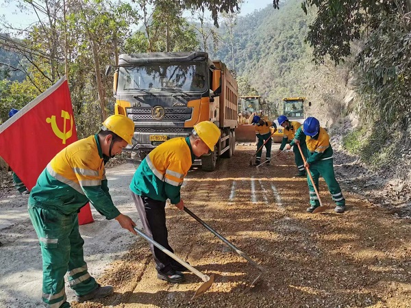 踐初心 暖民心——景谷紅獅組織黨員義務修路活動